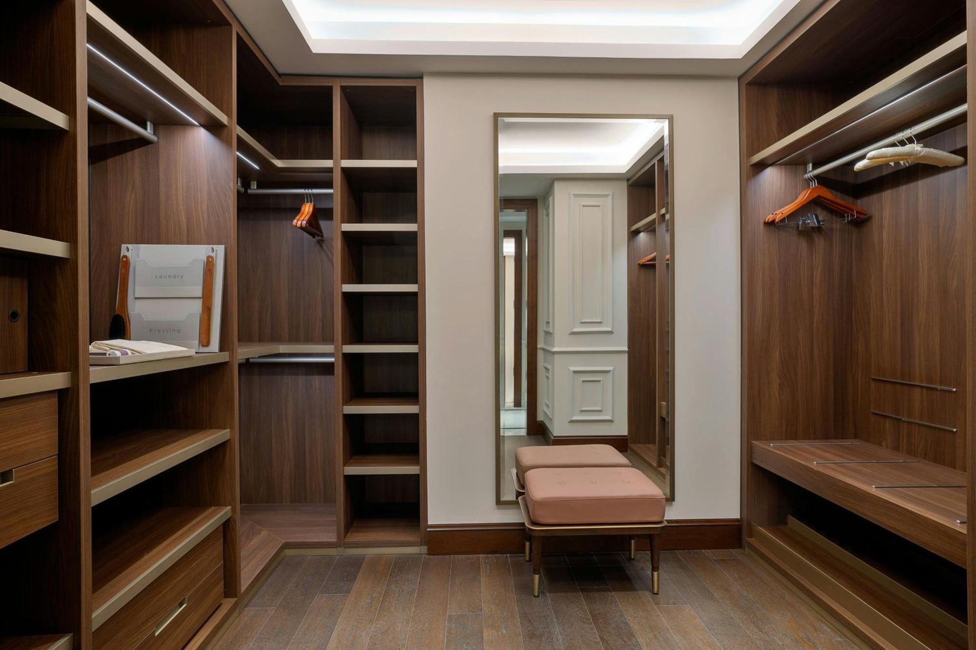 Hotel The Ritz-Carlton, Amán Exterior foto A walk-in closet