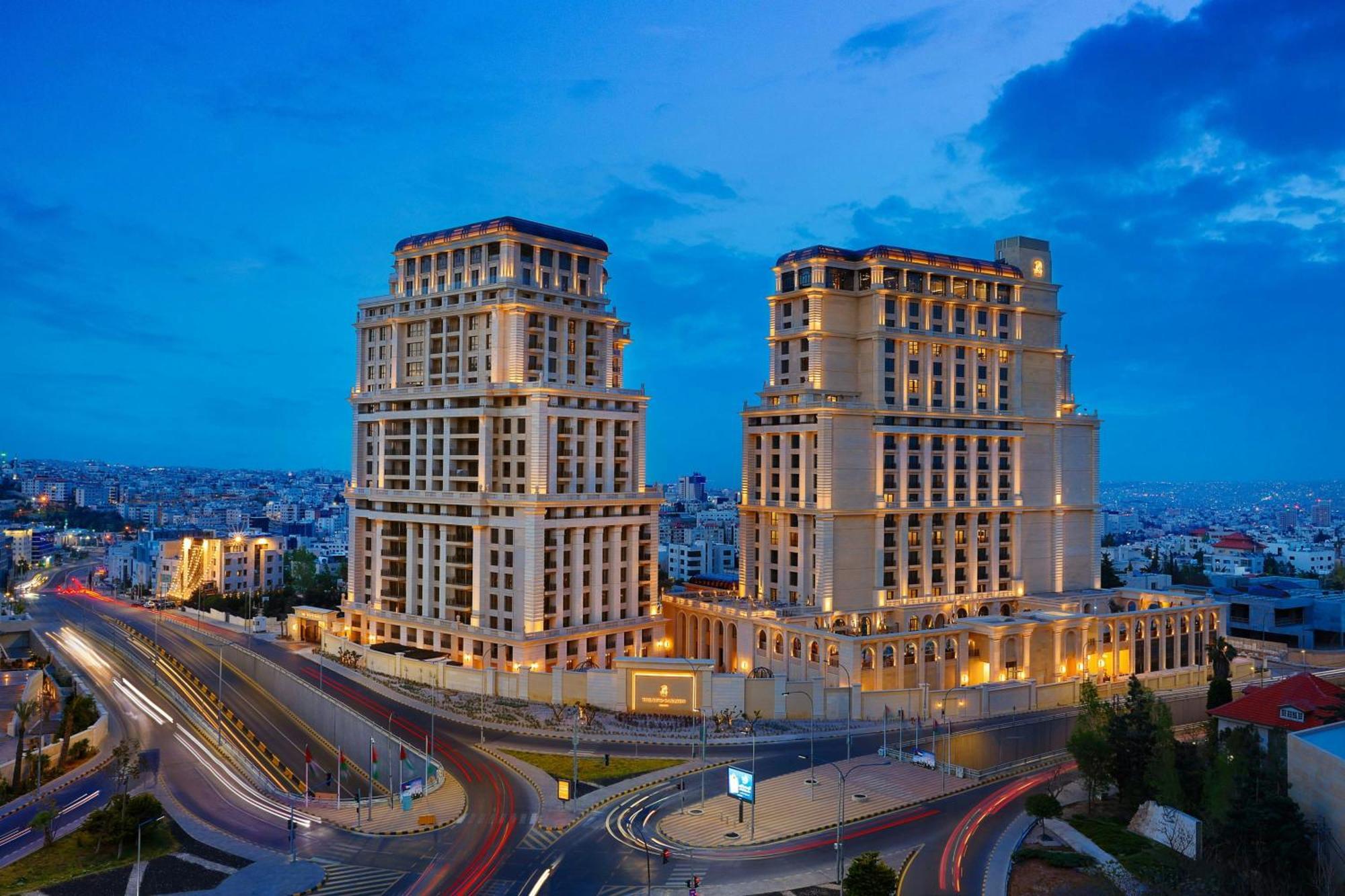 Hotel The Ritz-Carlton, Amán Exterior foto The complex at night